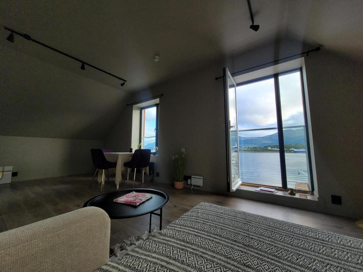 Single Elegant Room I Sentrum- Sea View Alesund Luaran gambar